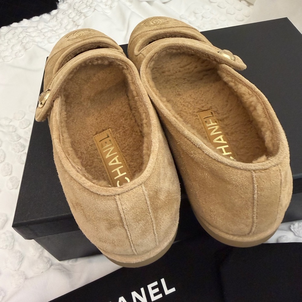 CHANEL Teddy Shearling Mary Janes Beige 38 BNIB SOLD OUT - Picture 3 of 12